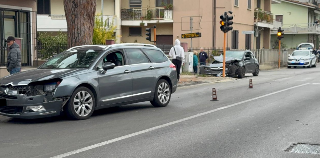 Martinsicuro – Schianto in via Roma, auto finisce contro il semaforo